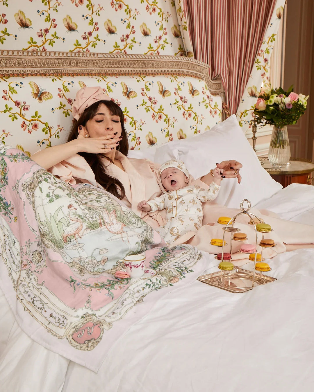 Atelier Choux Tapestry carré hydrofiele doek met moeder en baby in luxe Franse slaapkamer tijdens ontbijt op bed
