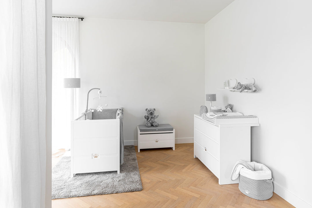 First June meubelcollectie - witte babykamer met bed, commode, box en kast in strak design met kroonlogo