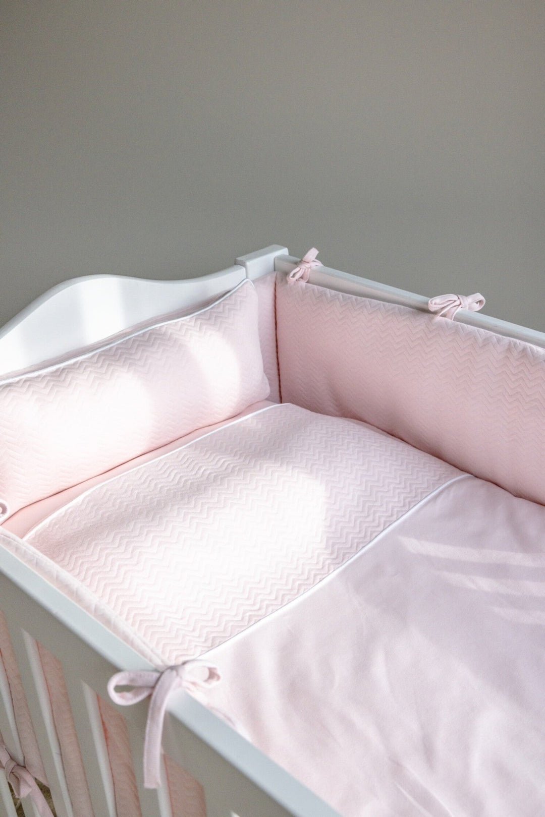 Poetree Kids Chevron Light Pink babycollectie - zacht roze babykamer in zigzagmotief