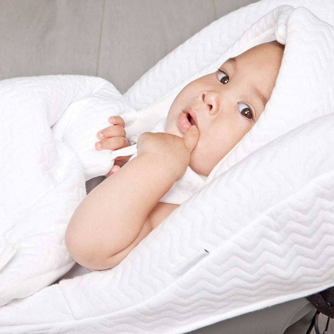 Poetree Kids Chevron White babycollectie - stijlvolle babykamer in wit zigzagmotief bij Little Mack