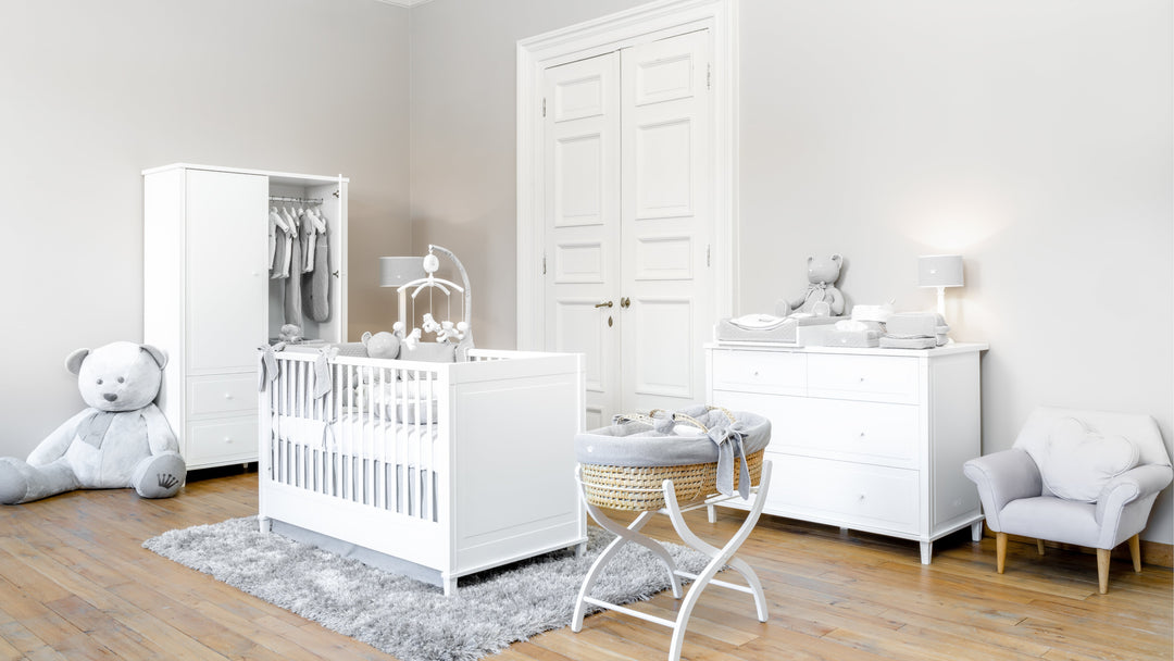 First Gio meubelcollectie - witte babykamer met bed, commode, box en kast in tijdloos design