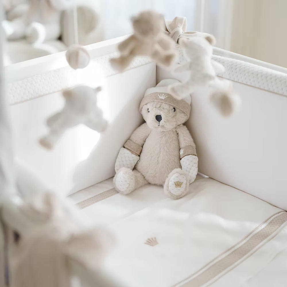 First Silent Sands - zandkleurige babykamercollectie met dekens, lakens en accessoires.