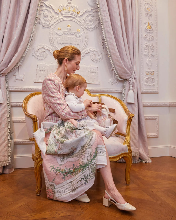 Atelier Choux Tapestry Pink on Pink gebruikt als luxe babydeken