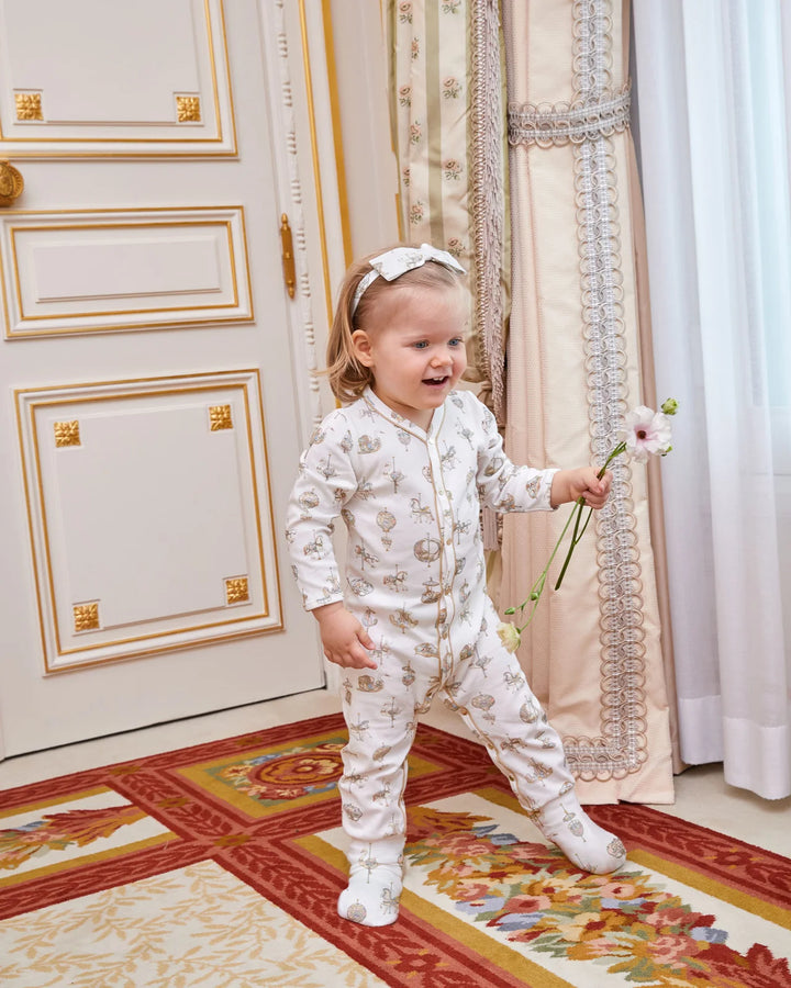 Kinderen dragen Atelier Choux Carousel haaraccessoires en pyjama's uit de Carousel collectie