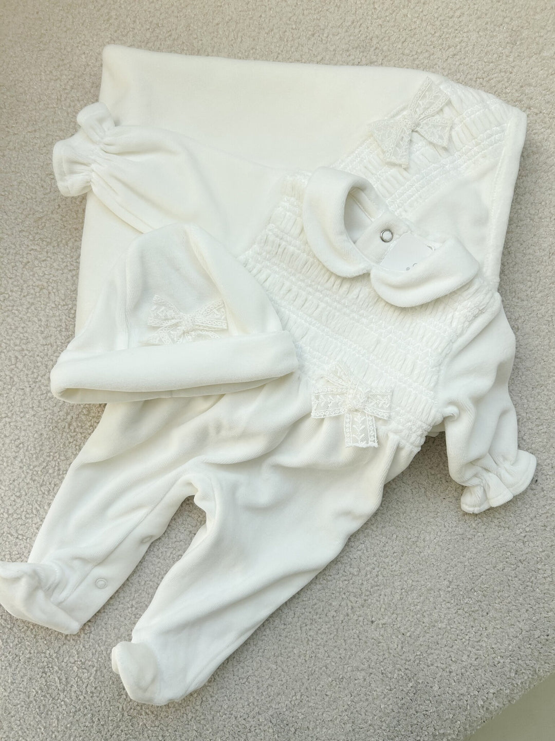 Babypakje velours kanten strik (Off white) - Deolinda