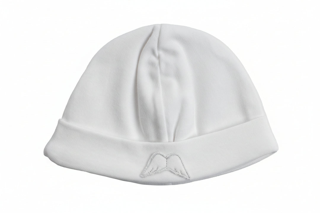 Wit baby mutsje van katoen met geborduurd vleugeltje