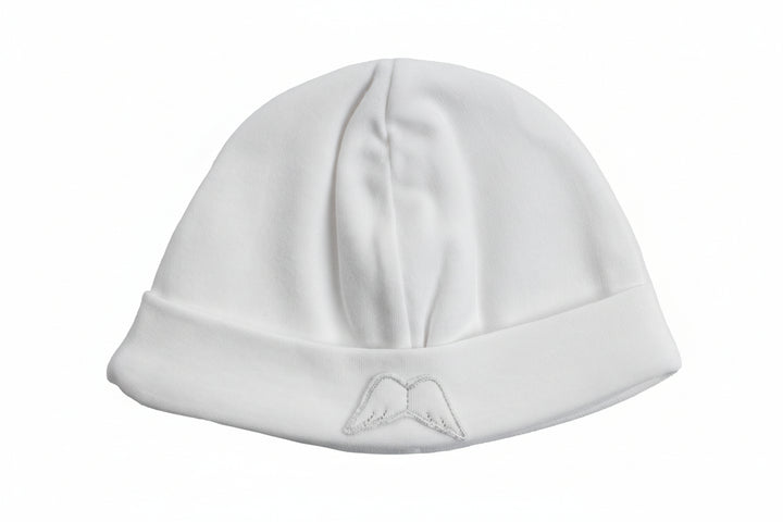 Wit baby mutsje van katoen met geborduurd vleugeltje