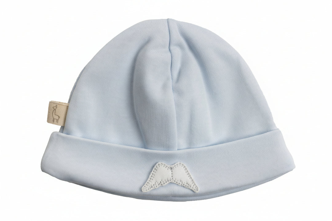 Blauw baby mutsje van katoen met geborduurd vleugeltje