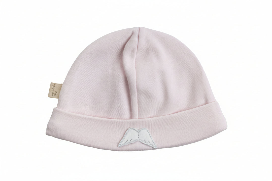 Roze baby mutsje van katoen met geborduurd vleugeltje