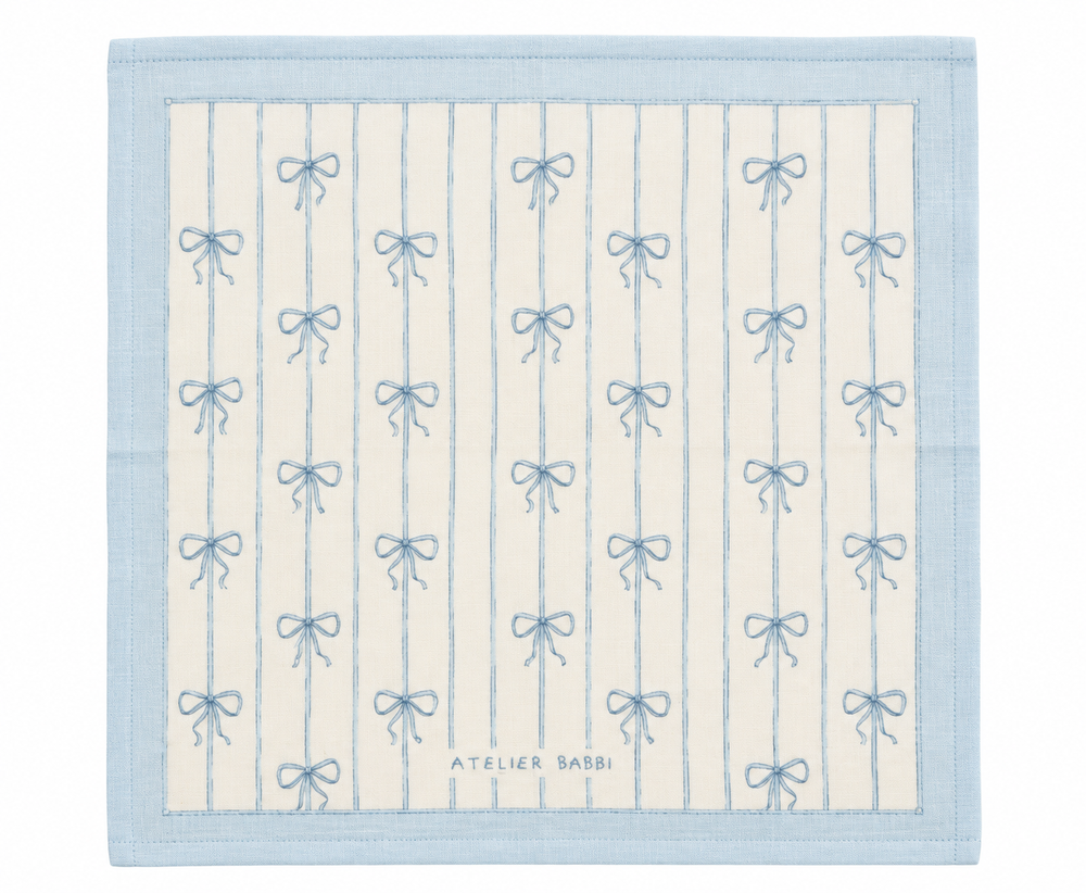 lichtblauwe hydrofiele doek met strikjes van atelier babbi