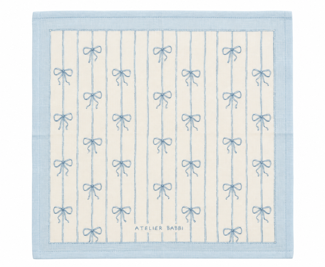 lichtblauwe hydrofiele doek met strikjes van atelier babbi