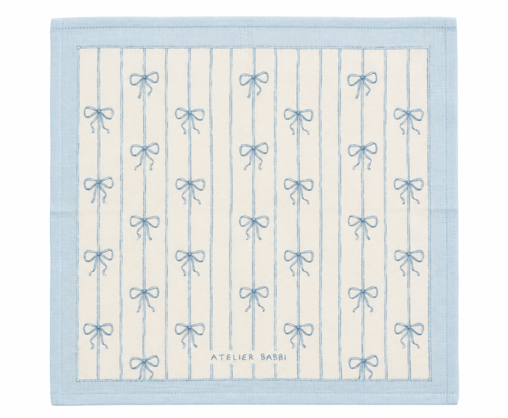 lichtblauwe hydrofiele doek met strikjes van atelier babbi