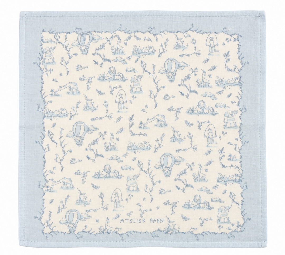 lichtblauwe hydrofiel met toile de jouy achtige dierenprint van atelier babbi