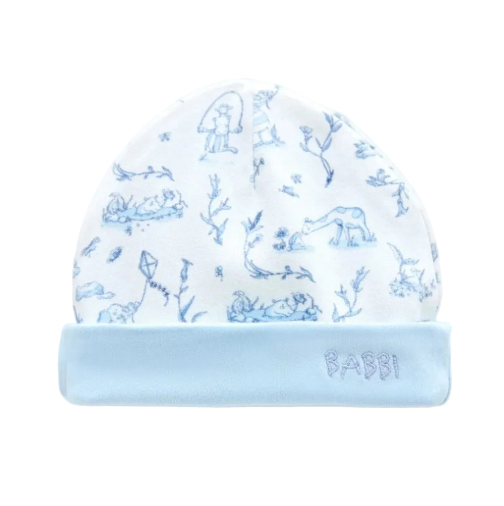 lichtblauw babymutsje in toile de joy print van atelier Babbi