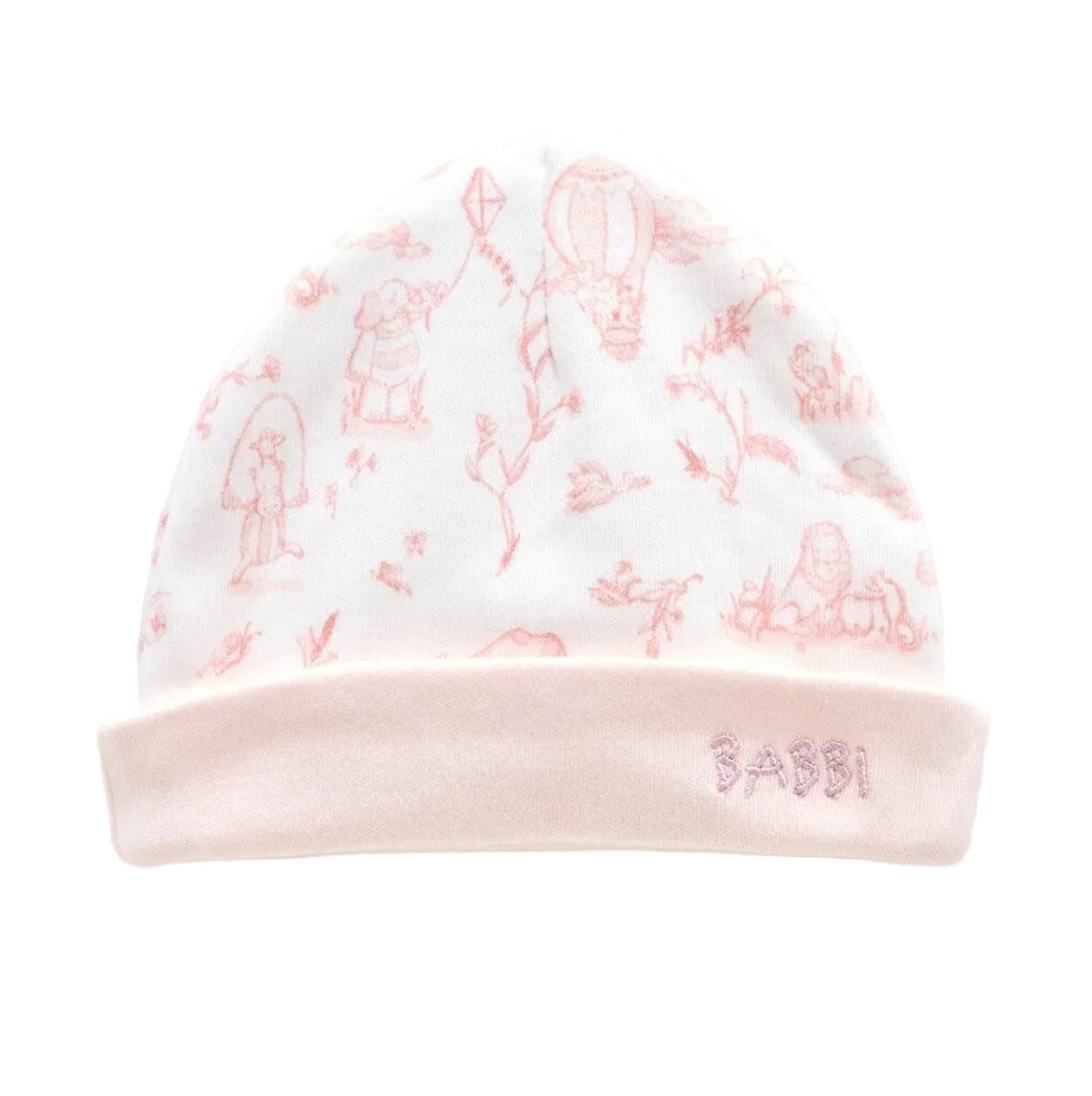 lichtroze babymutsje in toile de jouy print van atelier Babbi