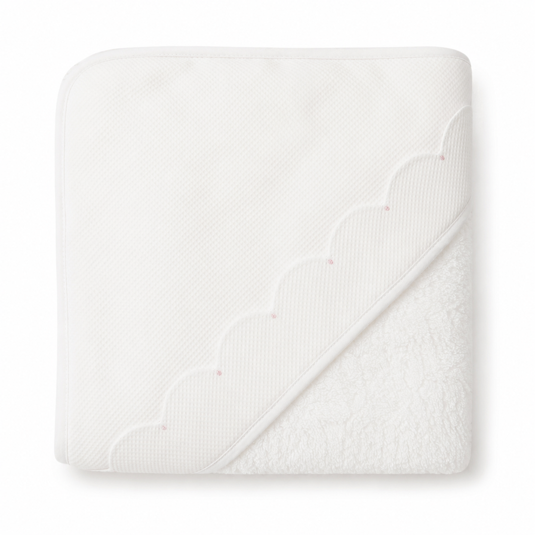 luxe badcape met schelprand en geborduurde stippen