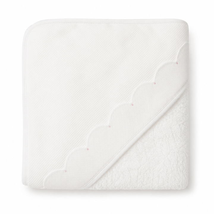 luxe badcape met schelprand en geborduurde stippen