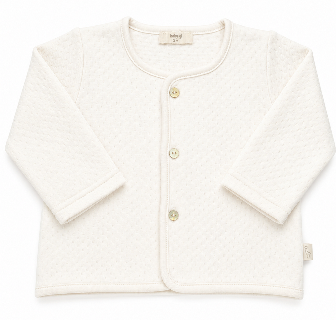 Baby Gi overslagvestje offwhite van zachte katoen met ajourpatroon en knoopsluiting voor baby's.