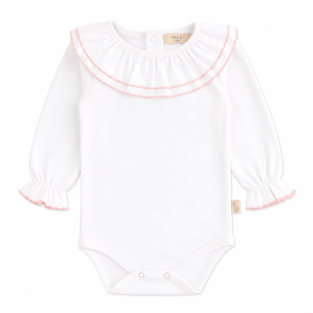 witte romper met dubbele volant kraag in stretchy wit katoen met lichtroze afwerking van baby gi