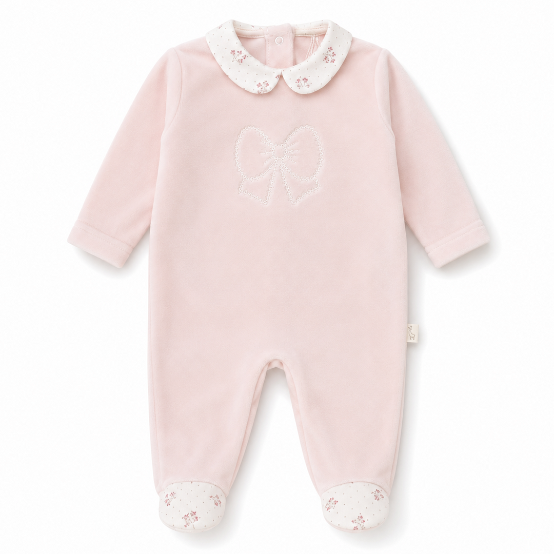 peach pink velours babypakje met geborduurde strik, sierkraag en voetjes met bloemetjes