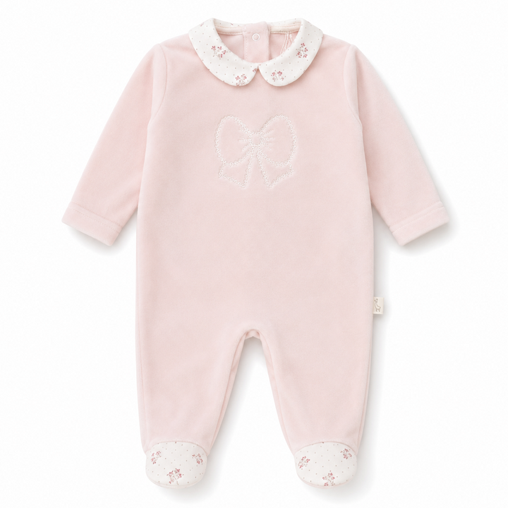 peach pink velours babypakje met geborduurde strik, sierkraag en voetjes met bloemetjes