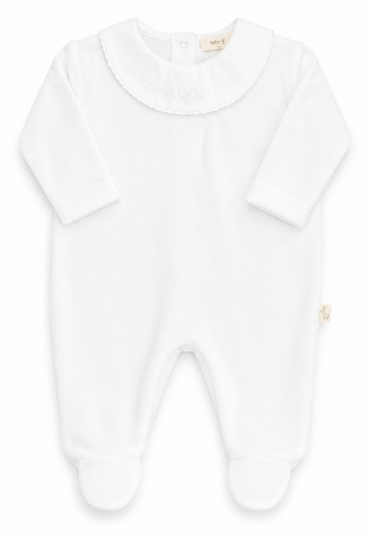 Baby Gi wit velours boxpakje met klassieke kraag en voetjes voor newborn baby's.