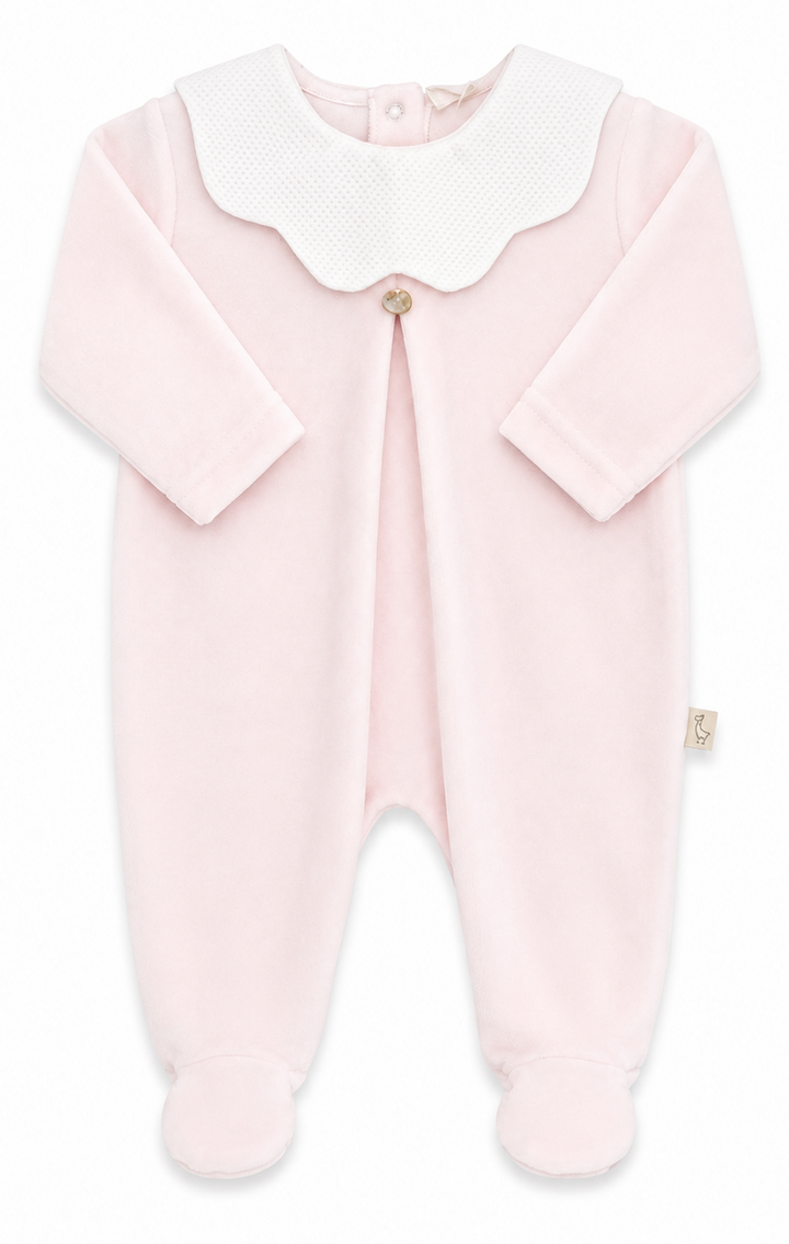 Baby Gi lichtroze velours boxpakje voor meisjes met elegante witte sierkraag, drukknoopsluiting op de rug en voetjes.