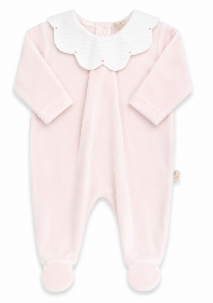 Baby Gi lichtroze velours boxpakje voor meisjes met witte sierkraag, subtiele roze borduursels, drukknoopsluiting op de rug en voetjes.