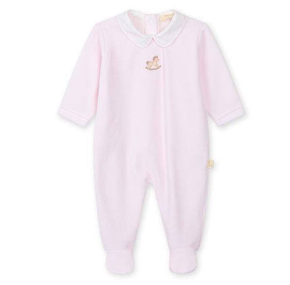 Baby Gi lichtroze velours boxpakje met witte ronde kraag, geborduurd hobbelpaardje op de borst en voetjes.