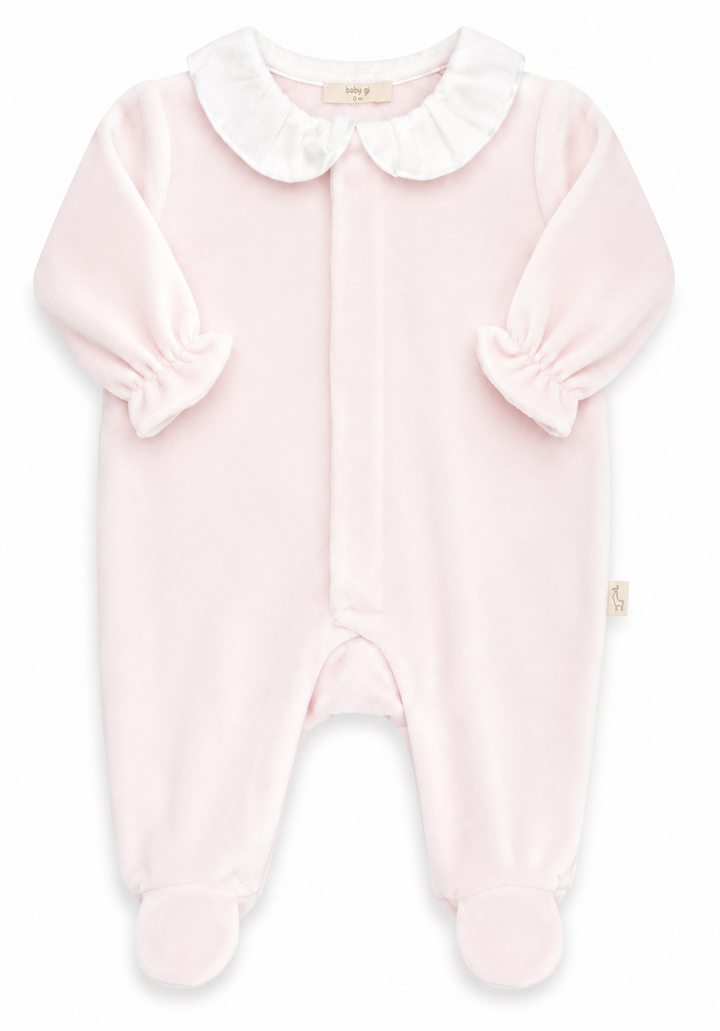 Baby Gi velours boxpakje lichtroze voor meisjes met Peter Pan-kraag, verborgen drukknoopsluiting en voetjes.