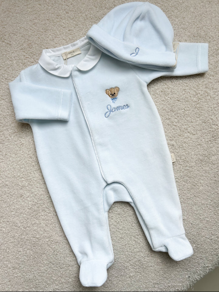 Lichtblauw velours babypakje met wit kraagje gepersonaliseerd met original teddy 