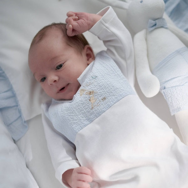 Babypakje met seersucker stof in licjtblauwn+ borduring 