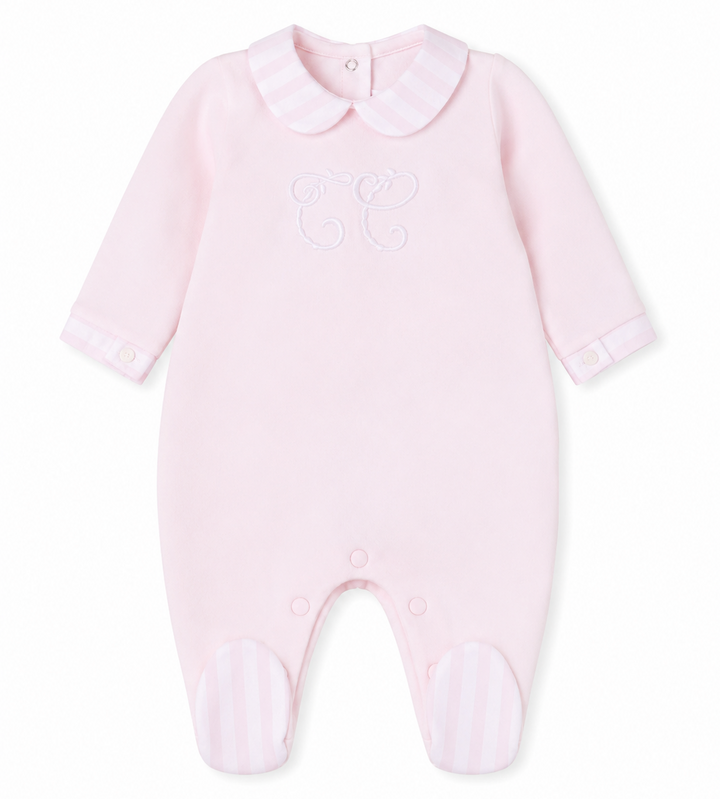 lichtroze babypakje uit de garda collectie met TC logo van Tartine et chocolat