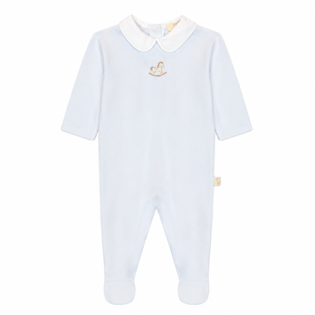 Lichtblauw babypakje met geborduurd hobbelpaard van Baby Gi 