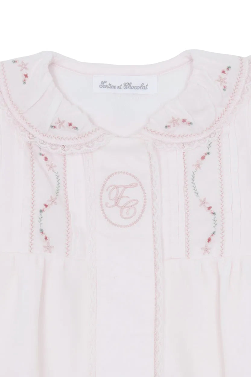 Tartine et Chocolat babypakje details geborduurde details in pale pink en TC monogram logo