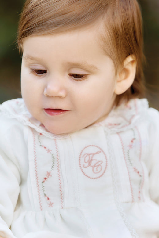 Babypakje aan bij meisje met TC nomogram logo en borduursels van Tartine et Chocolat