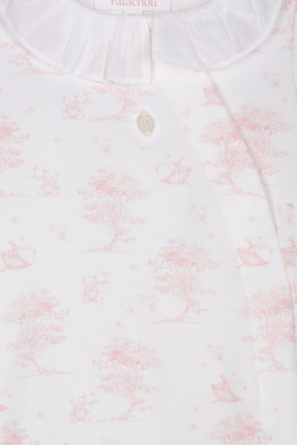 Detail van Toile de jouy print met beertje op patachou babypakje in lichtroze 