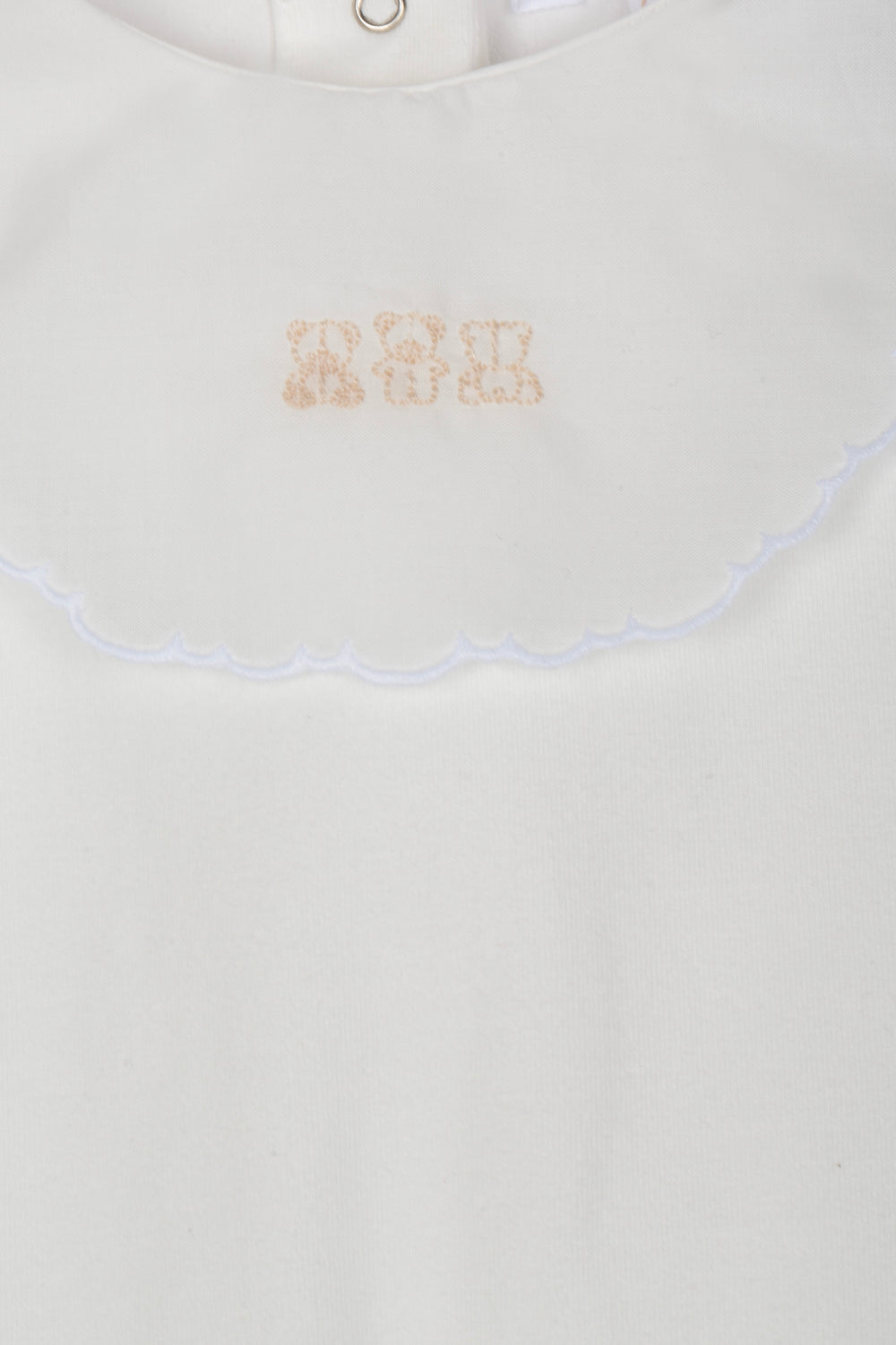 Detail van katoenen babypakje met bef en fijn geborduurde beertjes, luxe babykleding van Patachou