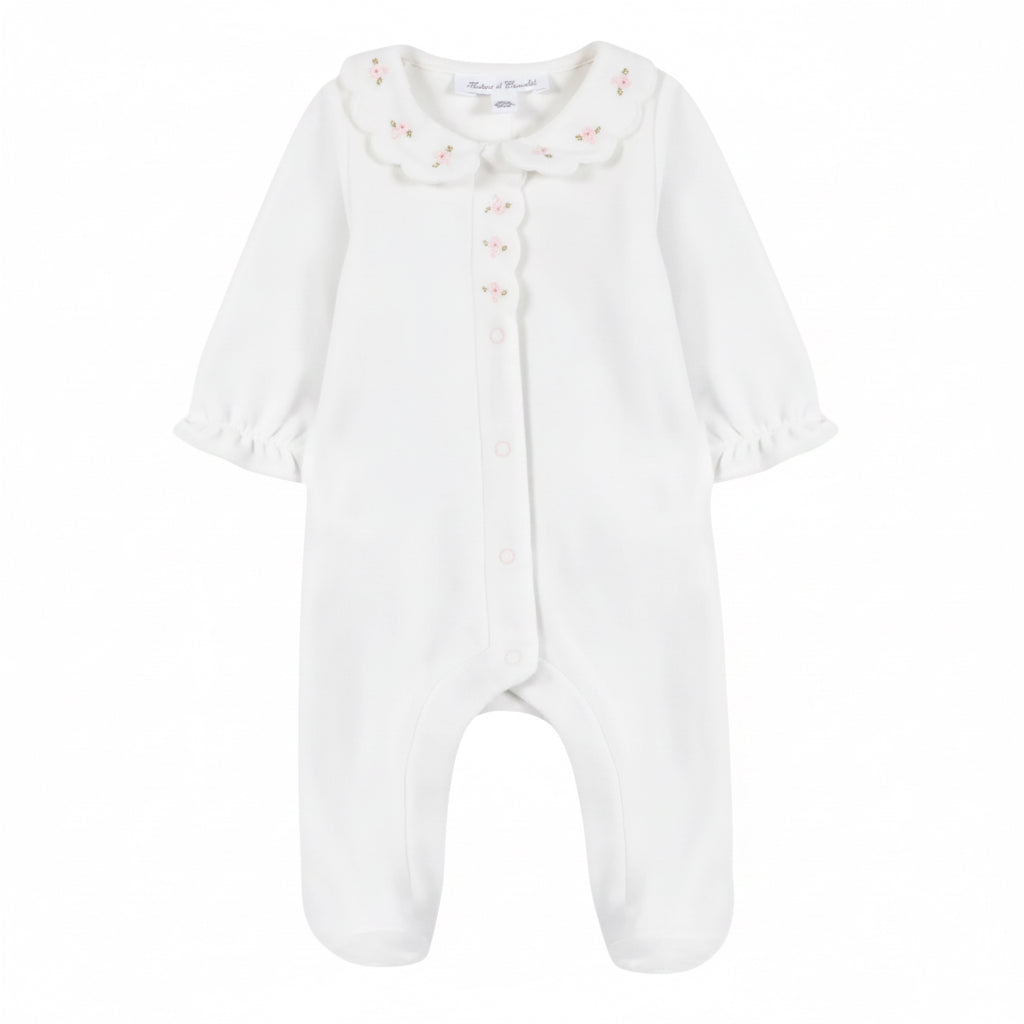 off white babypakje velours met geborduurde bloemen kraag van Tartine et Chocolat