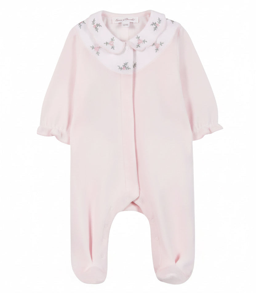 Velours babypakje met geborduurde bloemetjes in pale pink