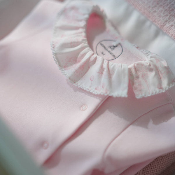 Detail van ruche kraag op babypakje uit de garde party collectie van Theophile et patachou
