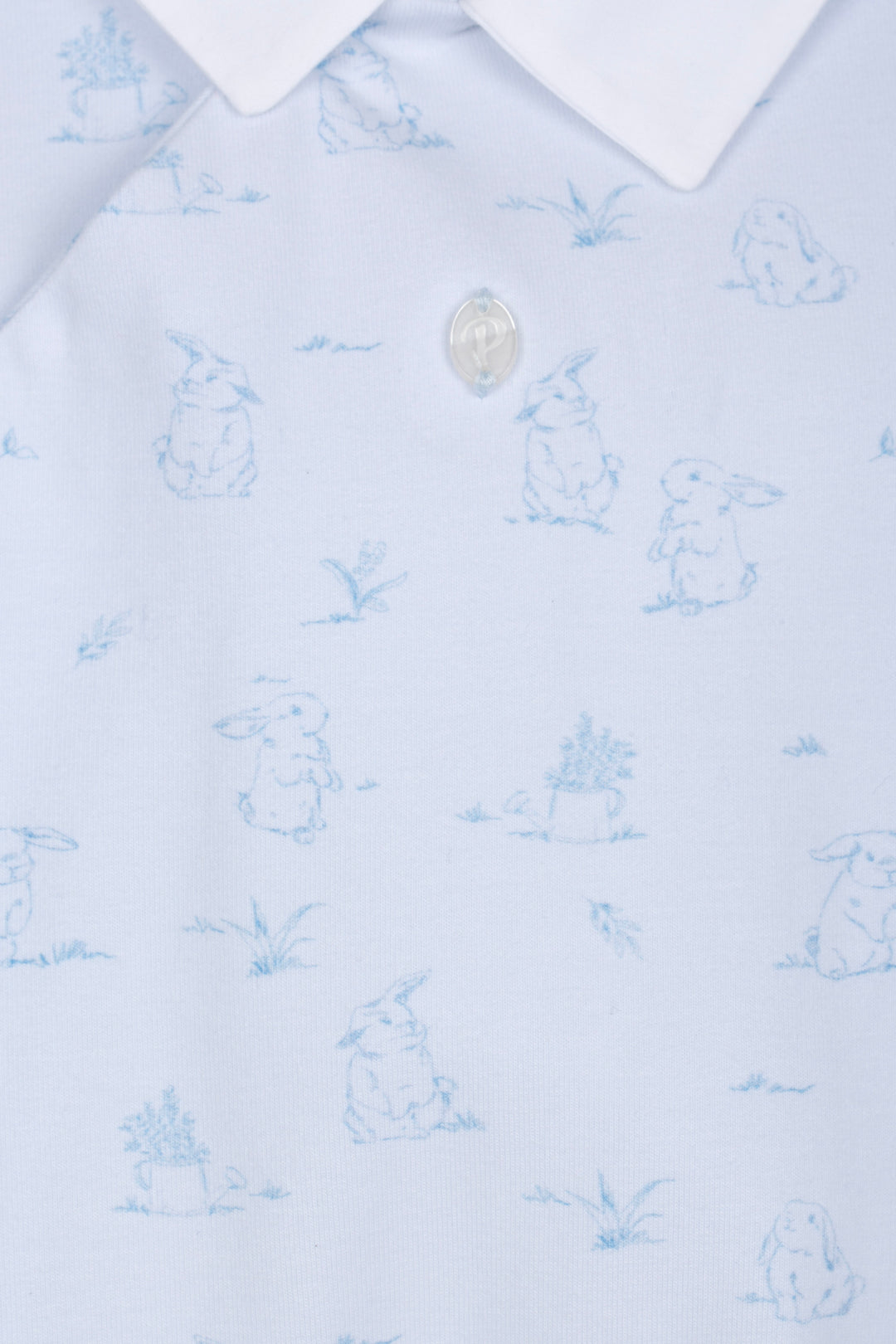 Detail van lichtblauw babypakje met subtiele all-over print en klassieke kraag van Patachou 