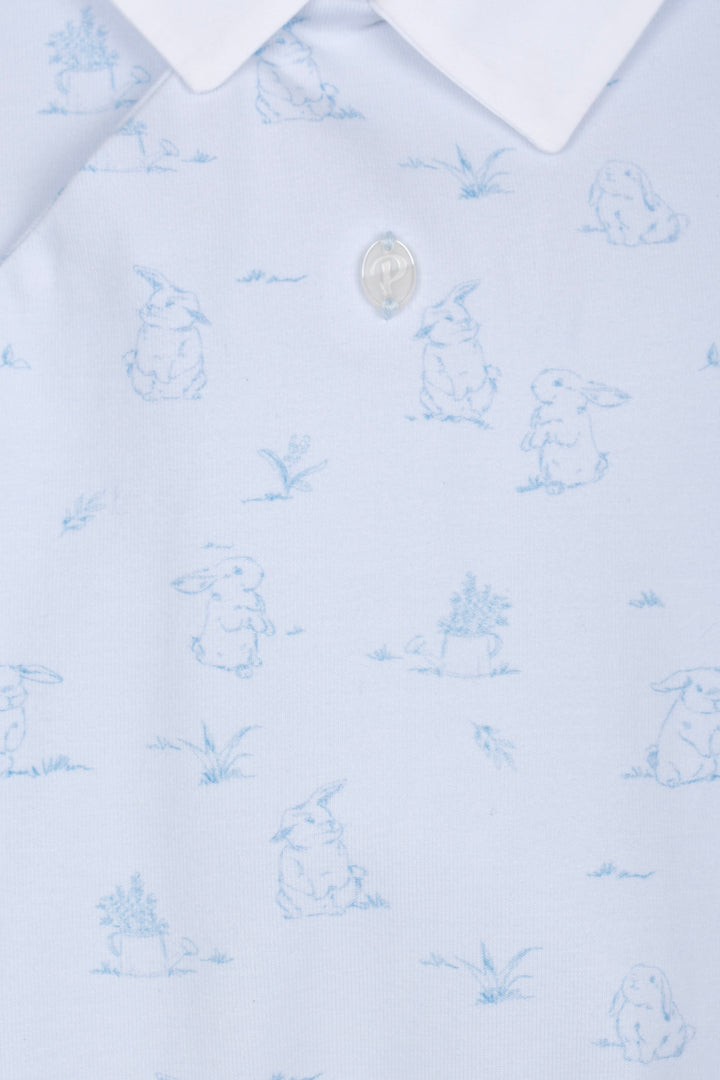 Detail van lichtblauw babypakje met subtiele all-over print en klassieke kraag van Patachou 