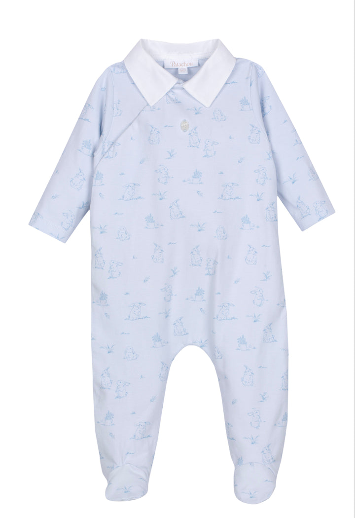 Lichtblauw katoenen babypakje met lange mouwen, voetjes, witte kraag en all-over print van Patachou 