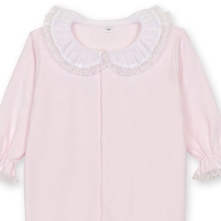 Detail van licjtroze babypakje met witte kanten kraag van Baby Gi 