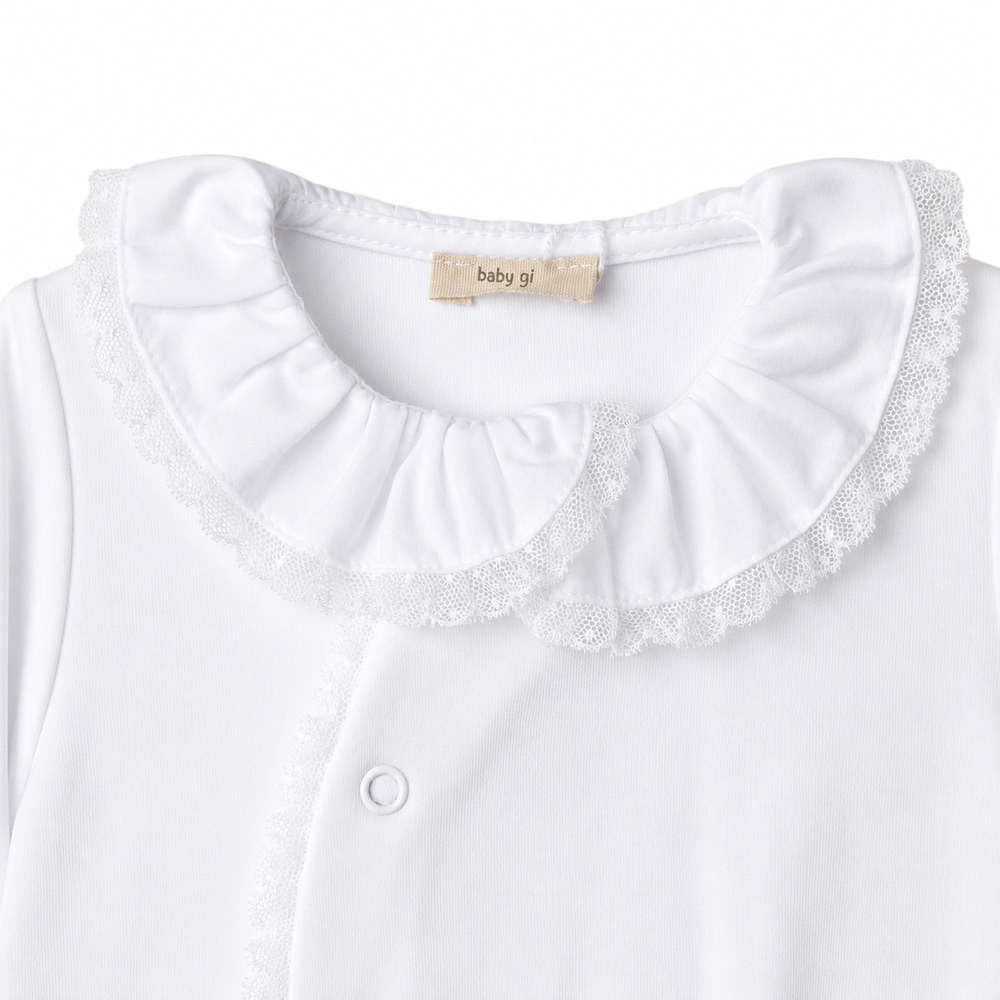 detail babypakje met kanten kraagje 
