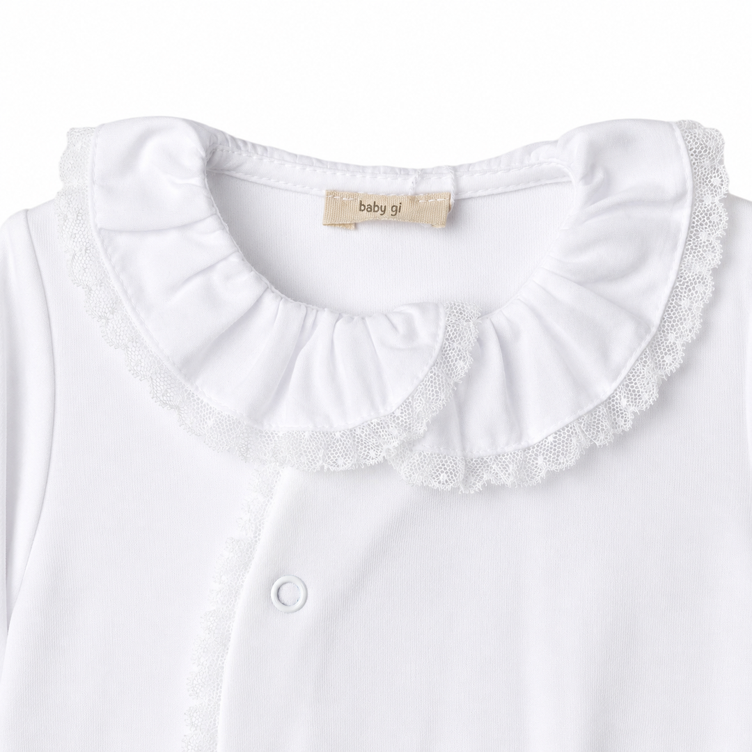 detail babypakje met kanten kraagje 