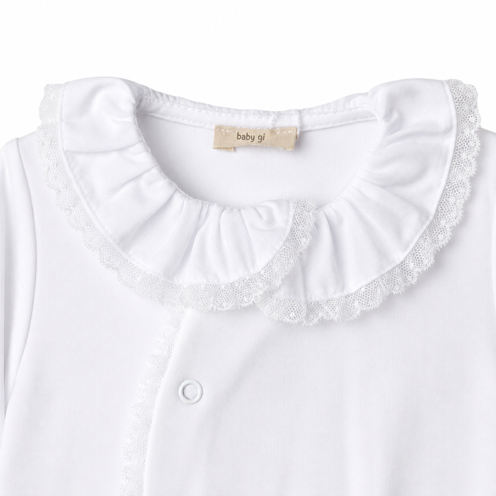 detail babypakje met kanten kraagje 