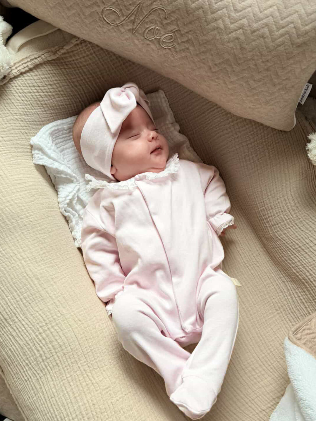 Schattig lichtroze babypakje met lace kraag van het merk baby Gi 