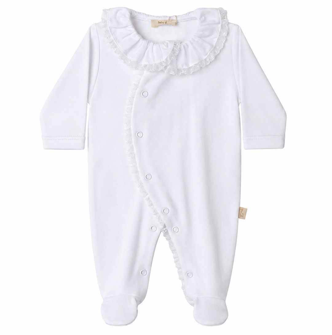 babypakje met kanten kraag en bies van het merk baby gi in wit